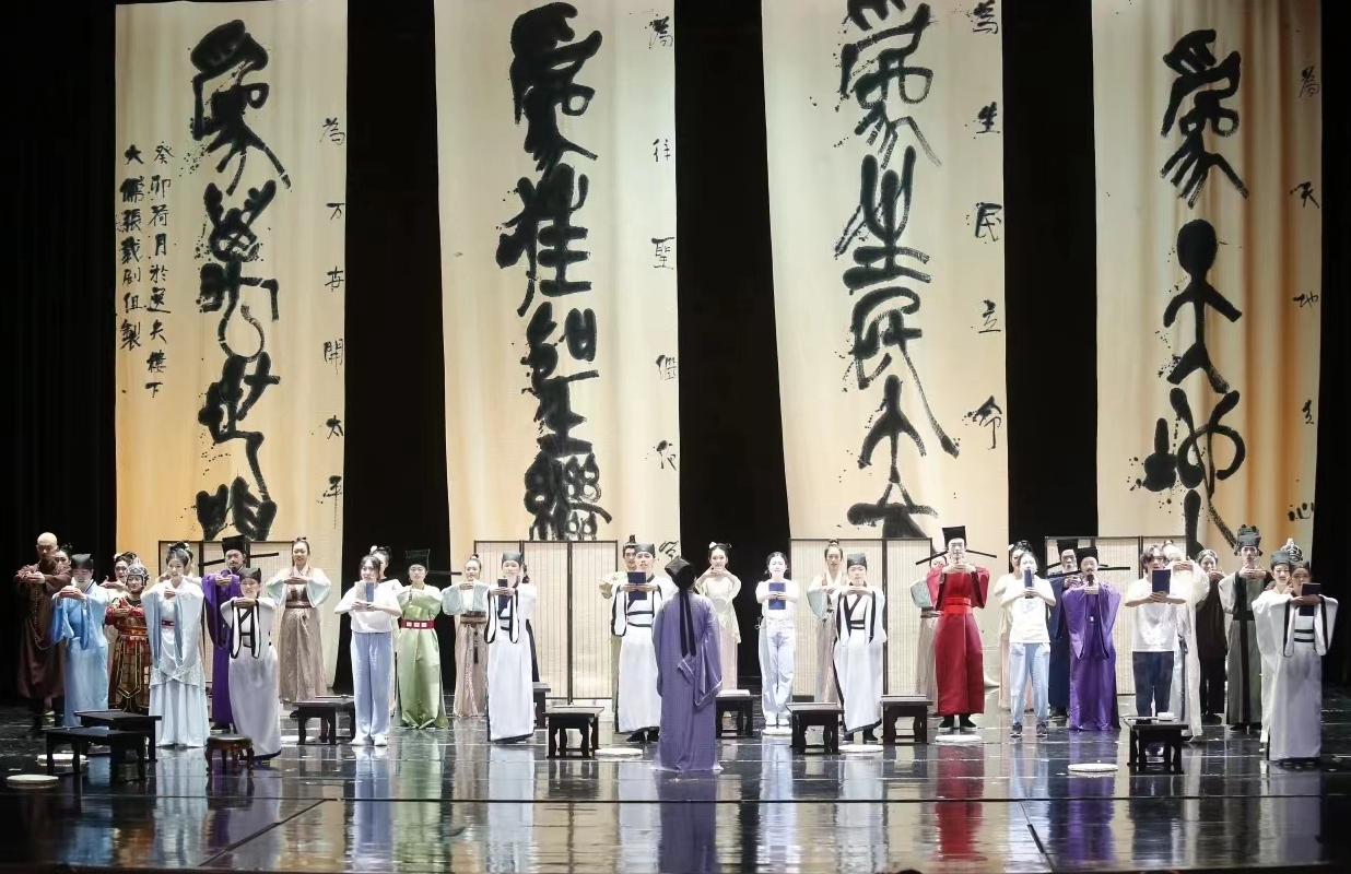 繹古“化”今    “聚”笑引淚——臺(tái)前幕后的師大話劇故事